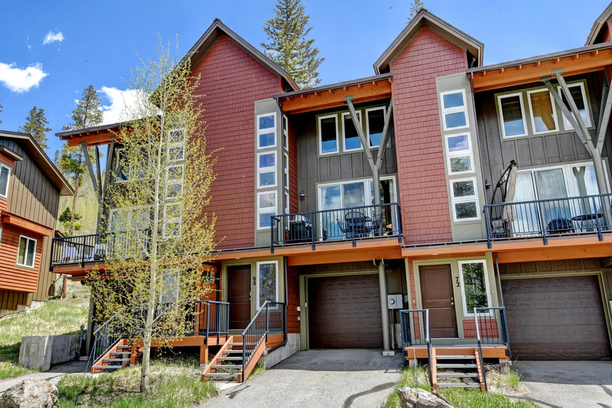 This image showcases the exterior of the property with its modern architecture, inviting balconies, and the natural mountain surroundings. The open setting is ideal for pets and their owners to enjoy fresh air and outdoor activities together.